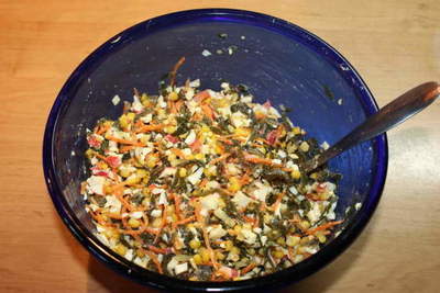 Prosta sałatka z wodorostów, jaj i kraba palochkami- jak przygotować sałatkę z wodorostów, krok po kroku przepis zdjęć