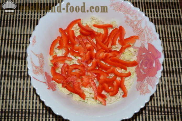 Sałatka z kapusty pekińskiej, pomidorów i papryki - jak przygotować sałatkę z kapusty pekińskiej, krok po kroku przepis zdjęć