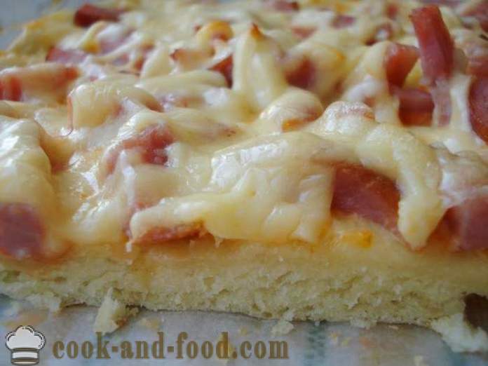 Domowej roboty pizza z kiełbasą i serem w piecu - jak zrobić pizzę w domu, krok po kroku przepis zdjęć