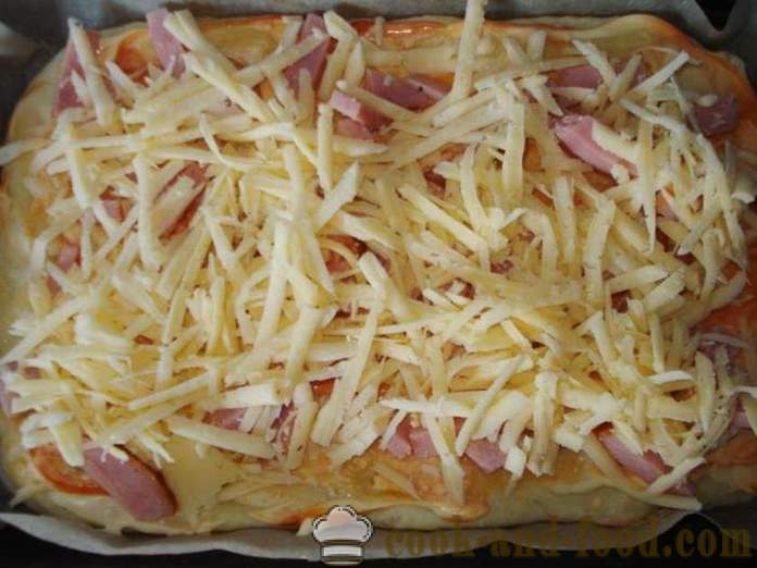 Domowej roboty pizza z kiełbasą i serem w piecu - jak zrobić pizzę w domu, krok po kroku przepis zdjęć