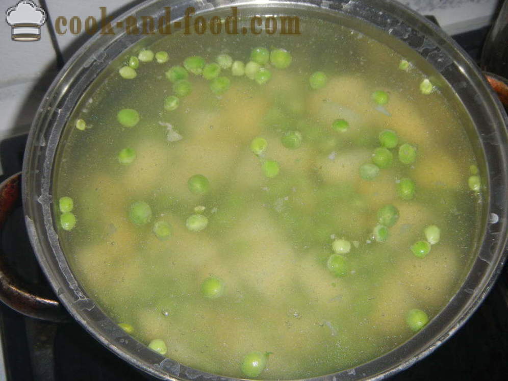 Rosół z groszkiem - jak gotować zupę z zielonego groszku mrożonych lub świeżych, z krok po kroku przepis zdjęć