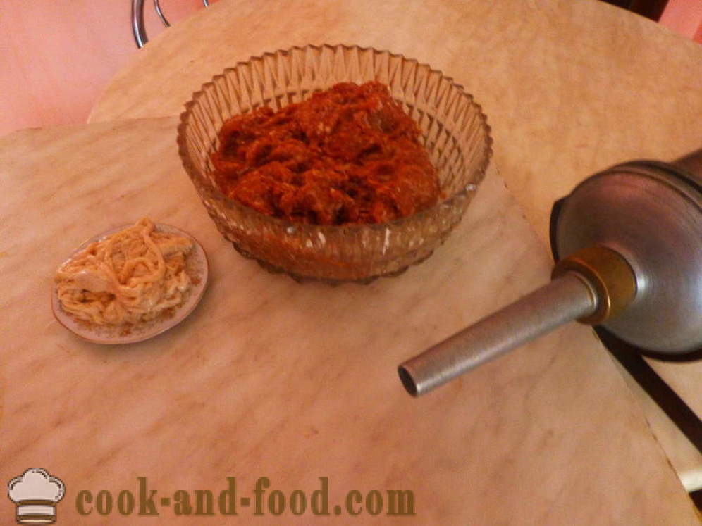 Domowe kiełbaski wieprzowe w jelitach - Jak zrobić domowe kiełbasy z wieprzowiny, z krok po kroku przepis zdjęć