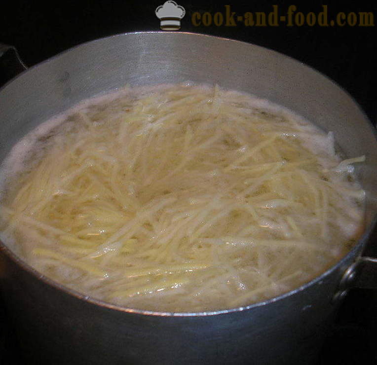 Sałatka z paluszków ziemniaków i kiełbasy - Jak zrobić sałatkę ziemniaczaną, krok po kroku przepis zdjęć