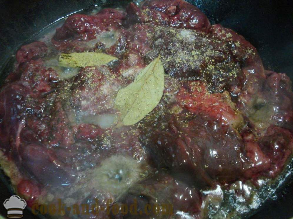 Pyszna wątróbka z kurczaka w śmietanie z cebulą na patelni - jak gotować wątróbka z kurczaka w śmietanie, krok po kroku przepis zdjęć