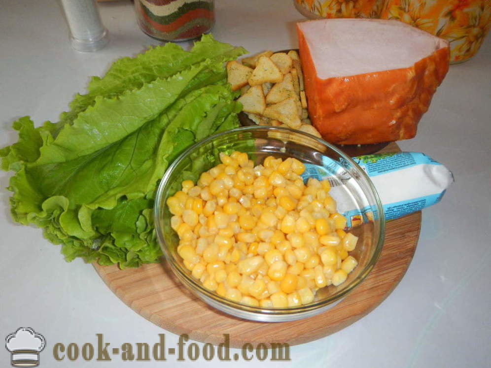 Pyszne sałatki z grzankami i kukurydzy - jak szybko przygotować sałatkę z grzankami i kukurydzy, krok po kroku przepis zdjęć
