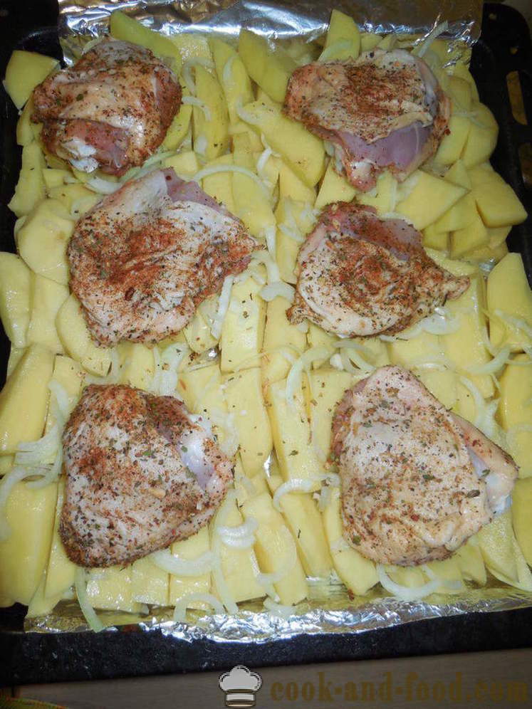Uda z kurczaka z ziemniakami w piecu - jak gotować pyszne kurczaka Uda z ziemniakami, krok po kroku przepis zdjęć