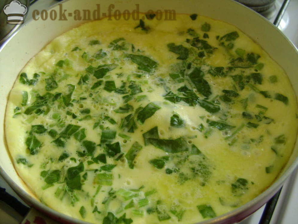 Bujne jajecznica z mlekiem, szpinak i groszek - jak zrobić puszysty omlet na patelni, z krok po kroku przepis zdjęć