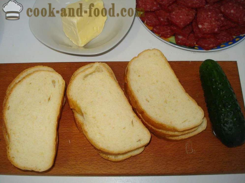Kanapki z kiełbasą, serem i ogórkiem - Jak zrobić kanapkę z kiełbasą i serem, z krok po kroku przepis zdjęć