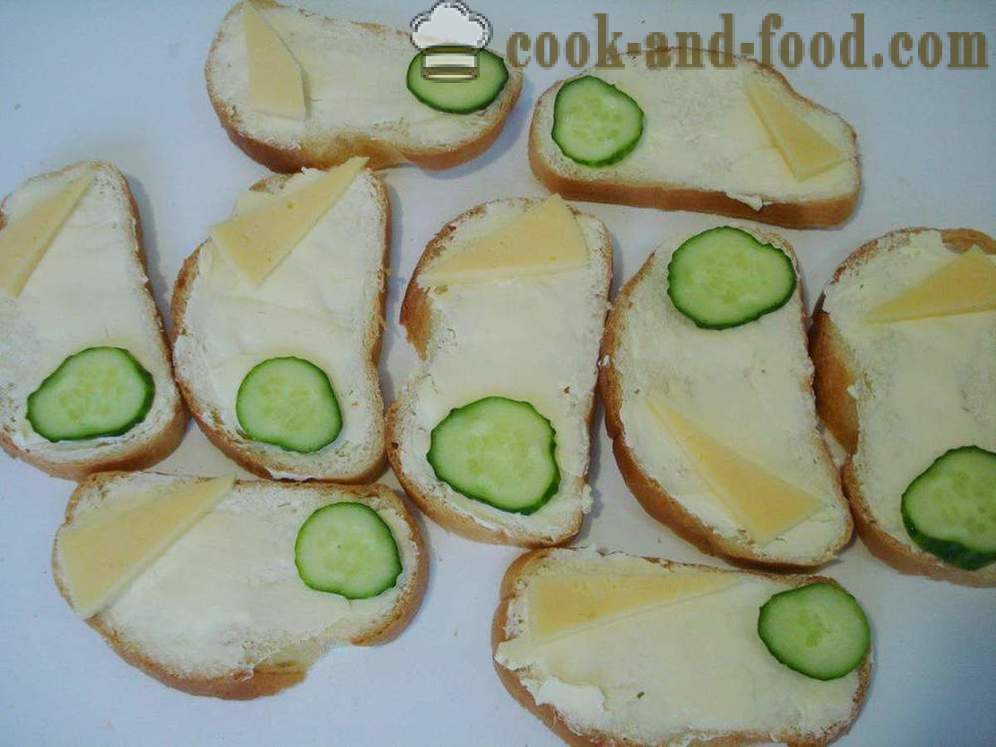 Kanapki z kiełbasą, serem i ogórkiem - Jak zrobić kanapkę z kiełbasą i serem, z krok po kroku przepis zdjęć