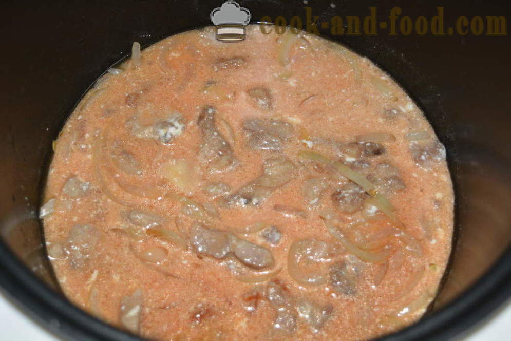 Stroganoff wieprzowe z kwaśną śmietaną i koncentrat pomidorowy - jak gotować Befstroganow z sosem w multivarka, krok po kroku przepis zdjęć
