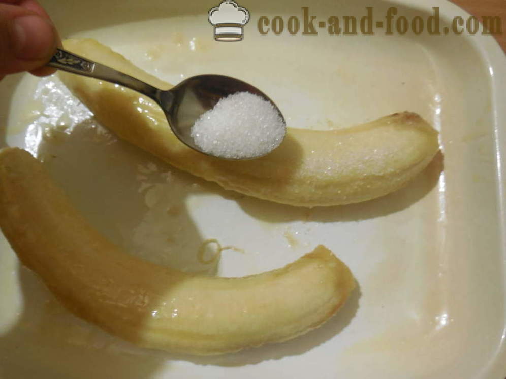 Banany zapiekane w piecu z orzechami i cukrem - jak pieczone banany w piekarniku na deser, krok po kroku przepis zdjęć