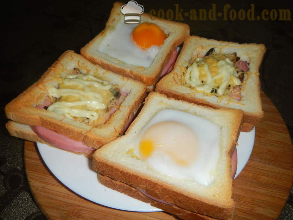 Gorące kanapki z jajkiem w piekarniku - Jak zrobić gorącą kanapkę z jajkiem, kiełbasą i grzybami, krok po kroku przepis zdjęć