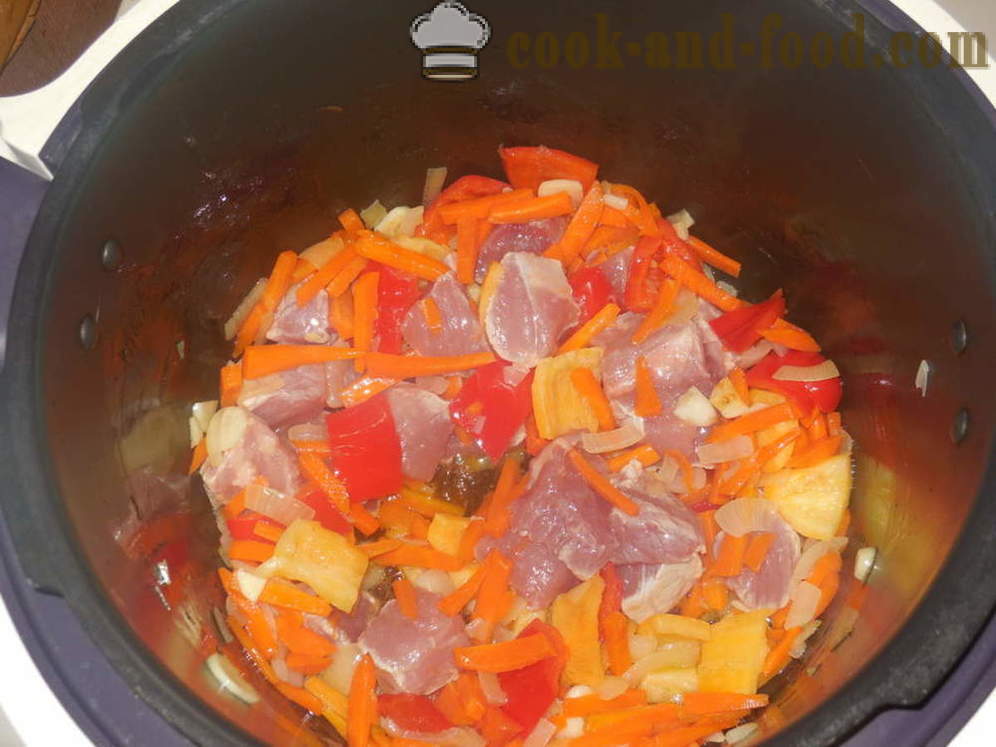 Pieczone ziemniaki z mięsem i warzywami - jak gotować gulasz z ziemniaków z mięsem w multivarka, krok po kroku przepis zdjęć