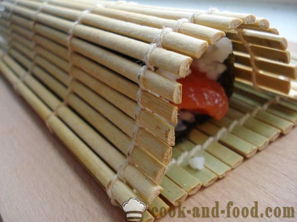 Rolki sushi z ryżem i czerwone ryby - jak gotować rolek sushi w domu, krok po kroku przepis zdjęć