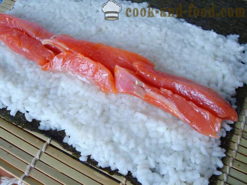 Rolki sushi z ryżem i czerwone ryby - jak gotować rolek sushi w domu, krok po kroku przepis zdjęć