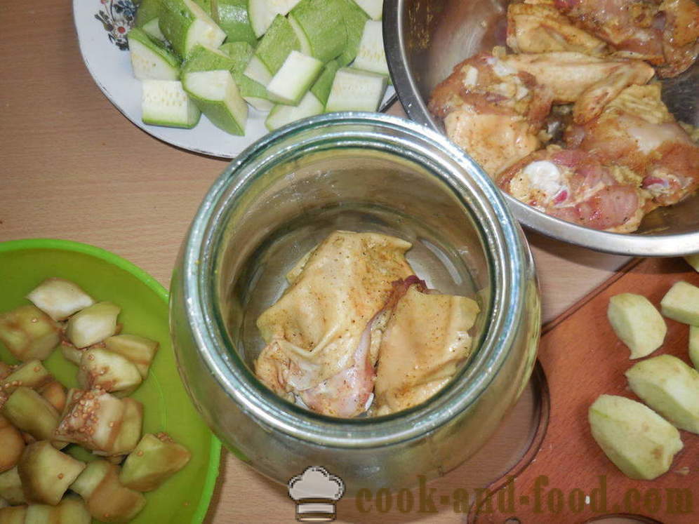 Duszony kurczak w garnku w piecu w sosie własnym - jak upiec kurczaka w garnku z warzywami, krok po kroku przepis zdjęć