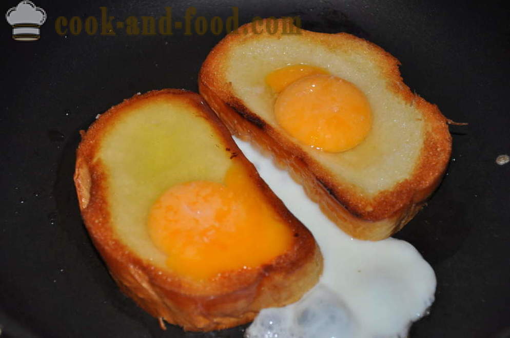 Niezwykłe jajka w bochenek na patelni - jak zrobić niezwykłe jaja, krok po kroku przepis zdjęć
