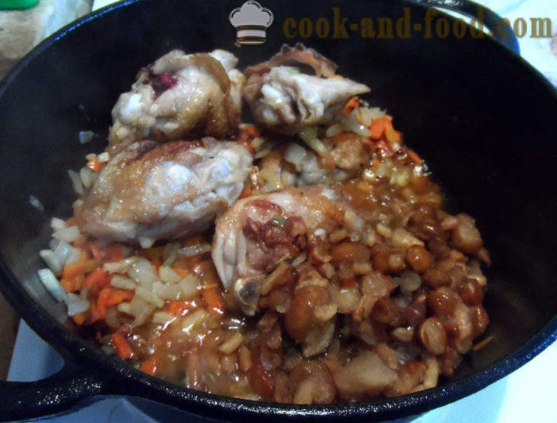 Kurczak z grzybami w śmietanie - jak gotować kurczaka z sosem grzybowym, krok po kroku przepis zdjęć