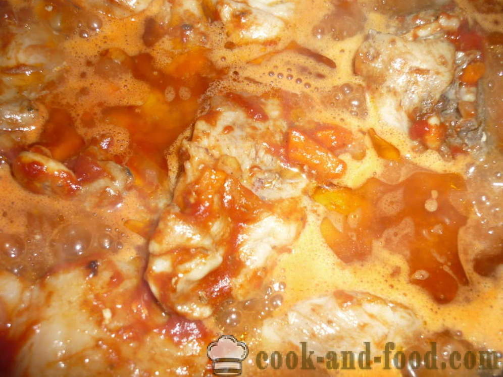 Duszony kurczak w sosie pomidorowym - zarówno smaczne ugotować gulasz z kurczaka, krok po kroku przepis zdjęć
