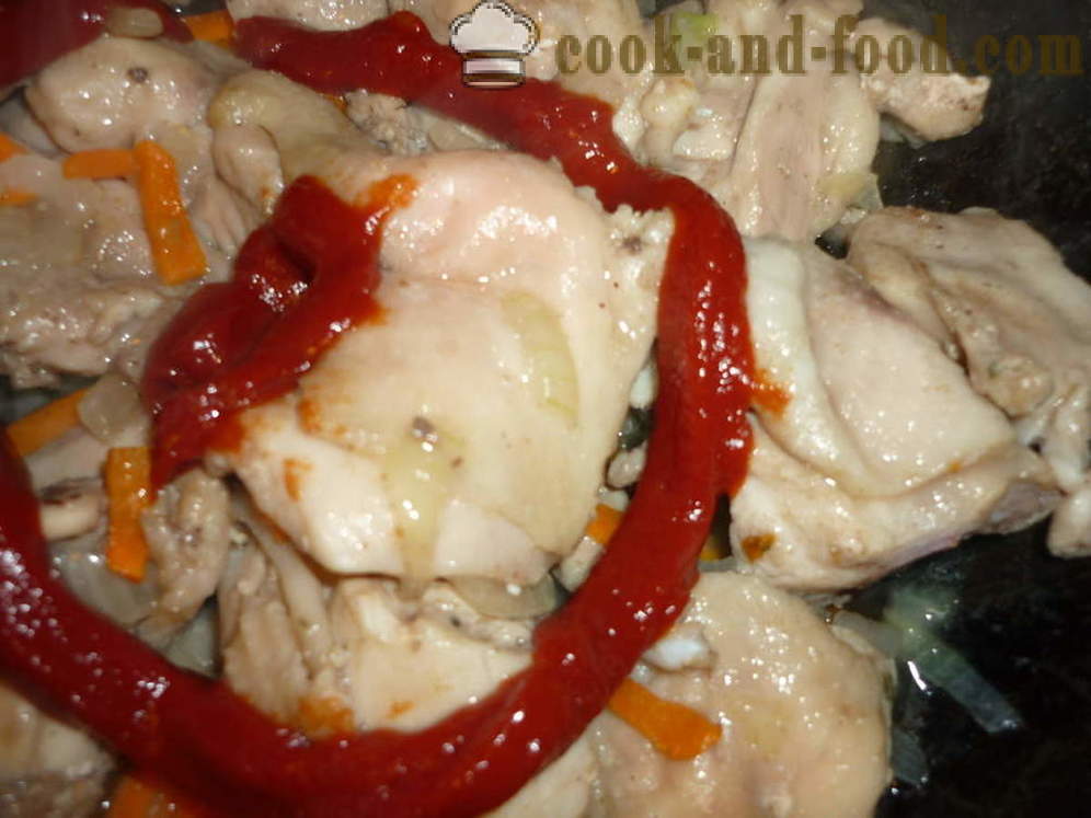 Duszony kurczak w sosie pomidorowym - zarówno smaczne ugotować gulasz z kurczaka, krok po kroku przepis zdjęć
