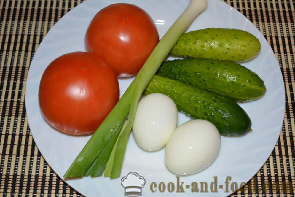 Prosta sałatka ze świeżych ogórków i pomidorów z jajkiem i porem - jak gotować sałatka jarzynowa z majonezem, krok po kroku przepis zdjęć