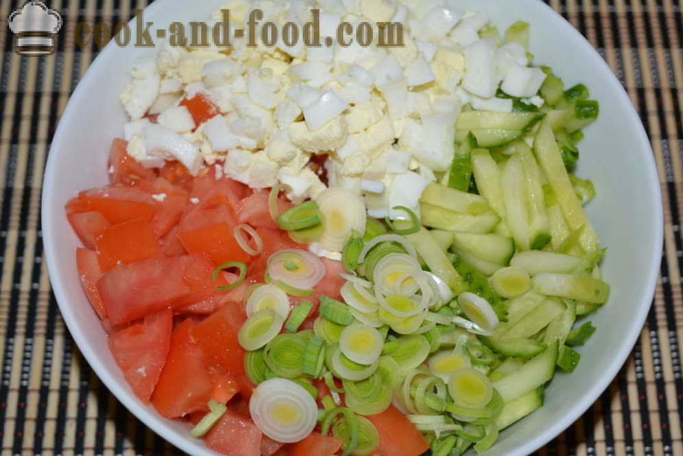 Prosta sałatka ze świeżych ogórków i pomidorów z jajkiem i porem - jak gotować sałatka jarzynowa z majonezem, krok po kroku przepis zdjęć