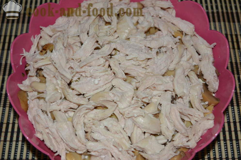 Sałatka warstwowa z kurczakiem i grzybami - jak gotować kurczakiem warstwowa z grzybami, krok po kroku przepis zdjęć