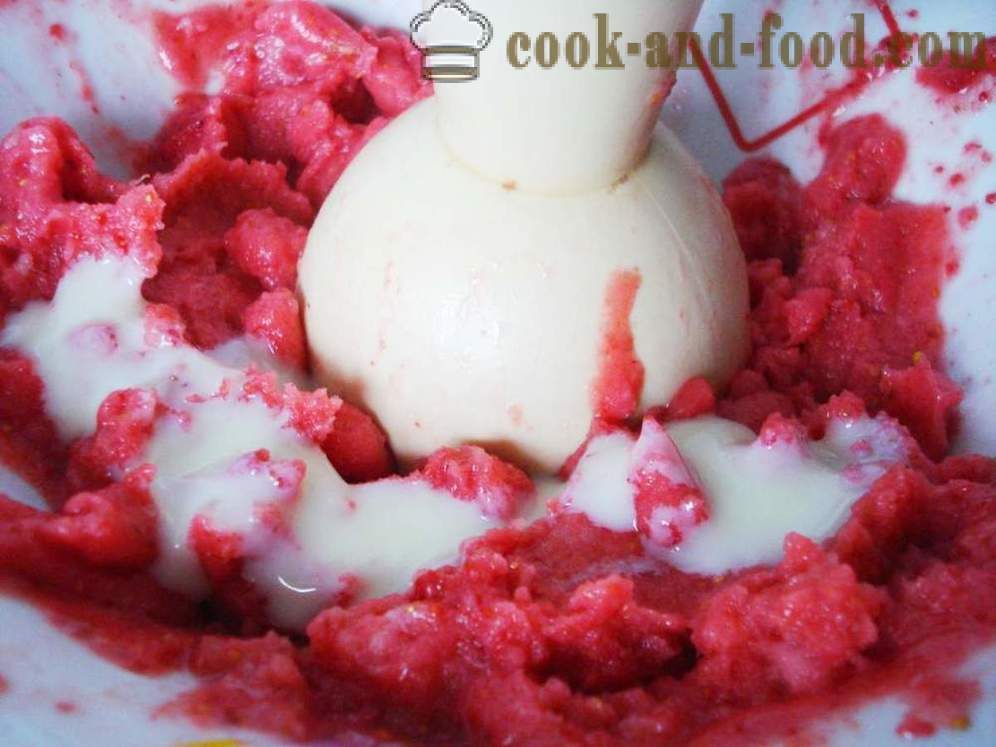 Kremowe lody truskawkowe z mrożonych owoców i mleka skondensowanego - Jak zrobić szybki domowej roboty lody z truskawkami, krok po kroku przepis zdjęć