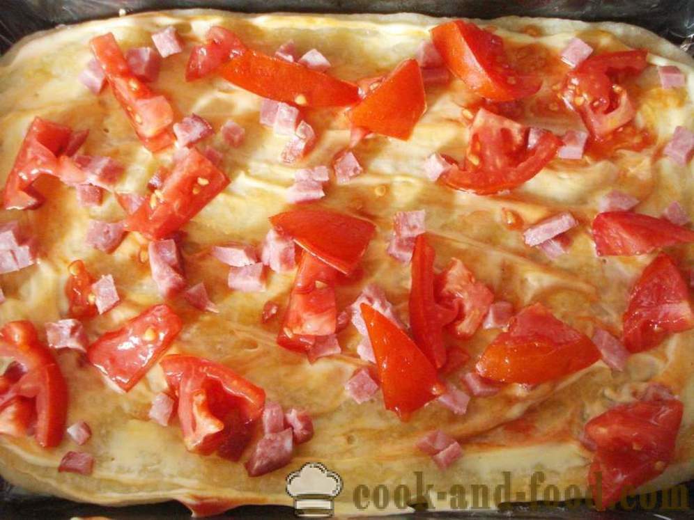 Pizza z gotowego ciasta drożdżowego w piekarniku - Jak zrobić pizzę z kiełbasą w domu, krok po kroku przepis zdjęć