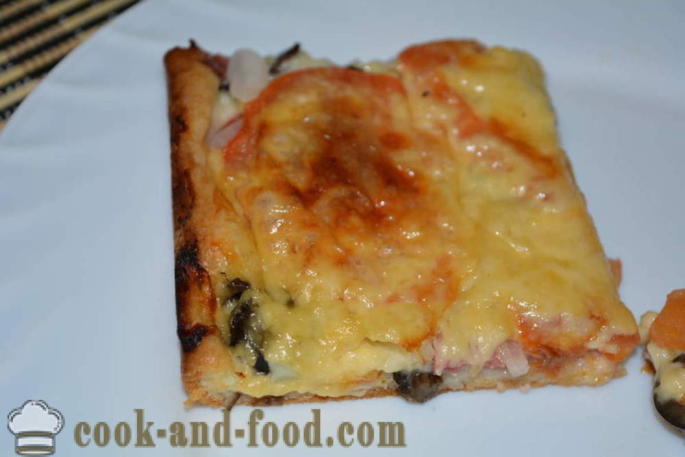 Szybka pizza z kwaśną śmietaną i sosem majonezowym z kiełbasą i grzybami - jak gotować pizzę w domu w piecu, z krok po kroku przepis zdjęć
