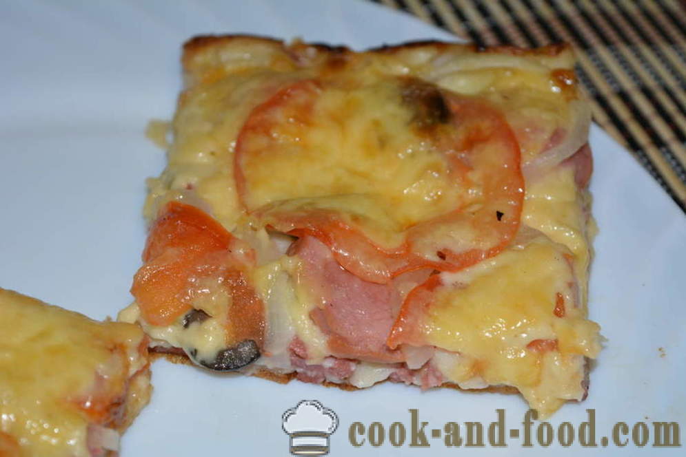 Szybka pizza z kwaśną śmietaną i sosem majonezowym z kiełbasą i grzybami - jak gotować pizzę w domu w piecu, z krok po kroku przepis zdjęć