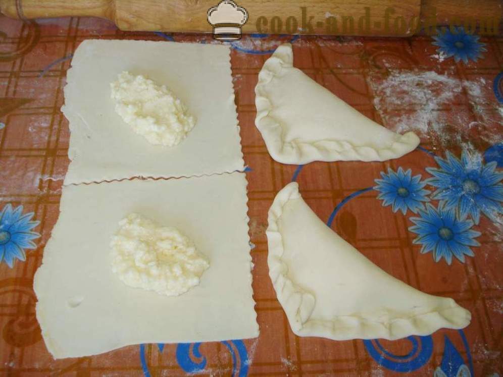 Chrupki z ciasta francuskiego sera - krok po kroku, jak zrobić ciasto francuskie z serem w piecu, przepis ze zdjęciem