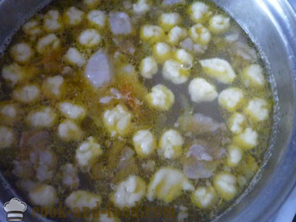 Pyszna zupa z pierożkami w bulionie - krok po kroku, jak gotować zupę z kluskami, przepis ze zdjęciem