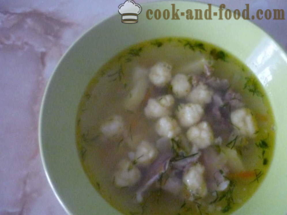 Pyszna zupa z pierożkami w bulionie - krok po kroku, jak gotować zupę z kluskami, przepis ze zdjęciem