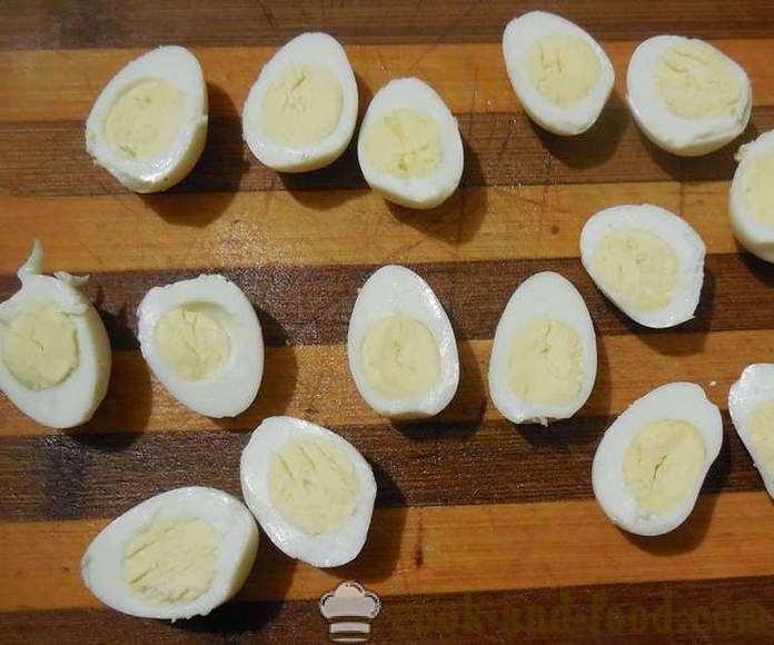 Sałatka z jaj przepiórczych - krok po kroku, jak przygotować sałatkę z jajkami przepiórczymi, przepis ze zdjęciem