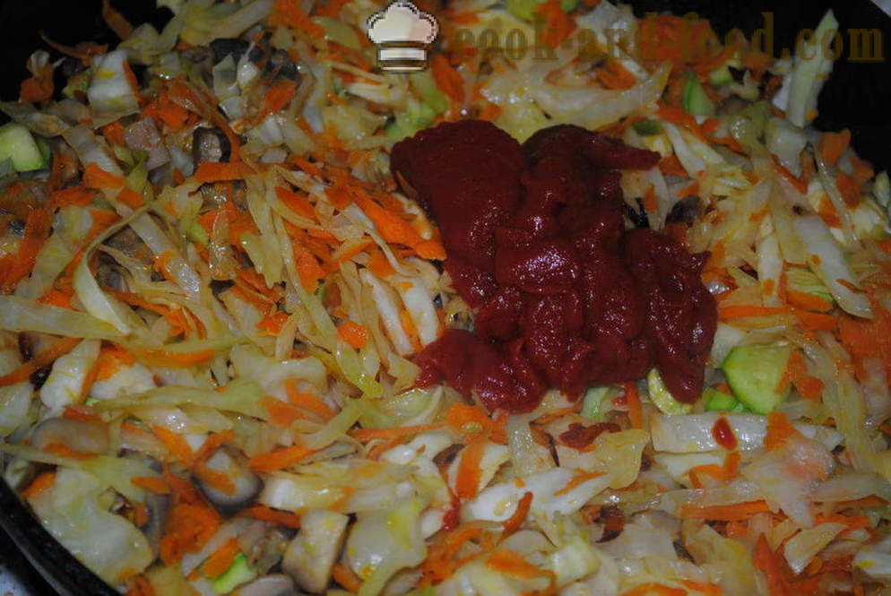 Duszona kapusta z grzybami i koncentrat pomidorowy na patelni - jak gotować pyszny gulasz z kapustą, krok po kroku przepis zdjęć