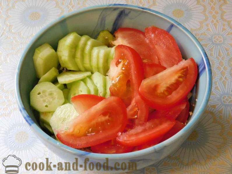 Chłop sałatka z serem, ogórkiem i pomidorem na lunch lub kolację - Jak przygotować sałatkę warzywną z serem, przepis ze zdjęciem