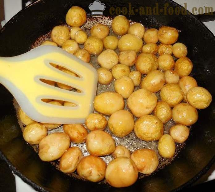 Małe ziemniaki prażone całość na patelni z czosnkiem i koperkiem - jak czyścić i gotować mały nowych ziemniaków, przepis ze zdjęciem