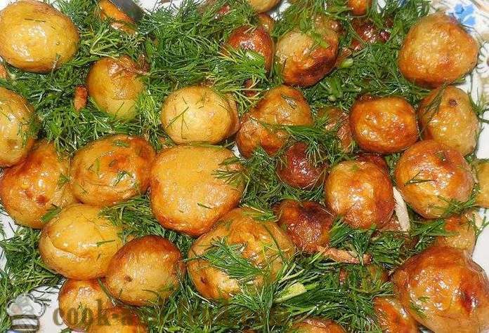 Małe ziemniaki prażone całość na patelni z czosnkiem i koperkiem - jak czyścić i gotować mały nowych ziemniaków, przepis ze zdjęciem