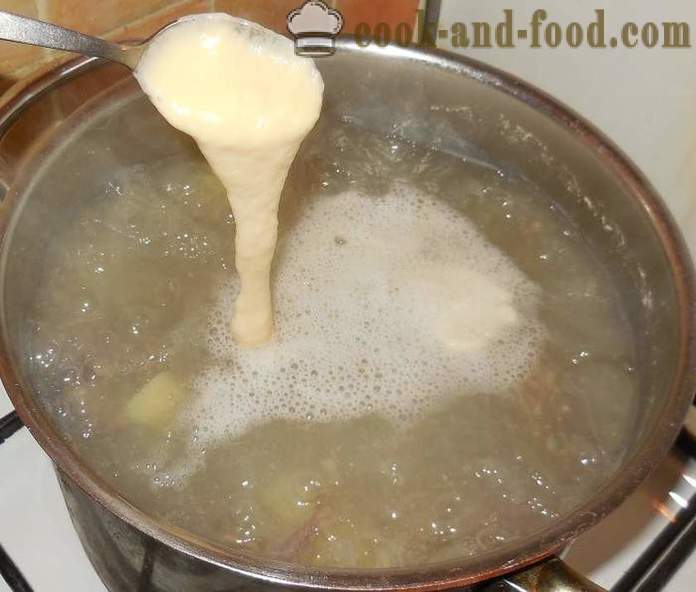 Zupa z kluskami w bulionie mięsnym - Jak zrobić pierogi jajka i mąkę - krok po kroku przepis zdjęć