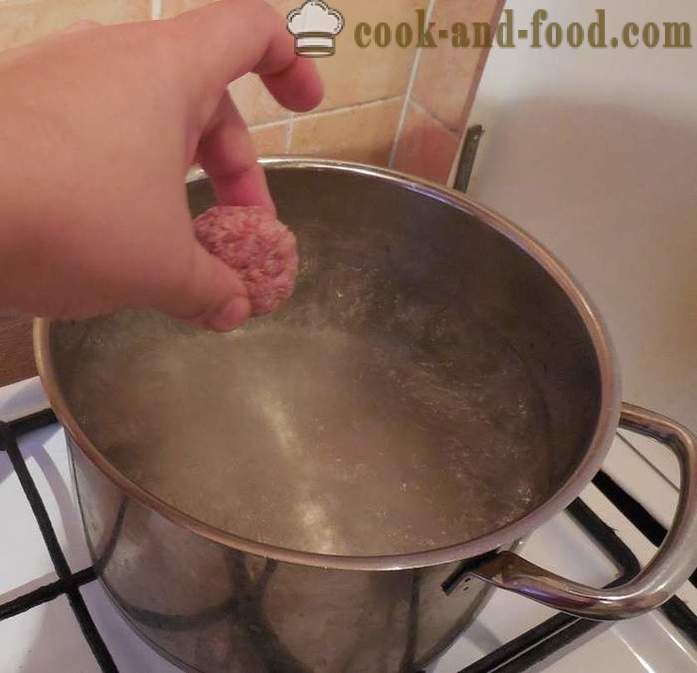 Zupa z klopsikami z mięsa mielonego i kaszy manny - jak gotować zupy i klopsiki - krok po kroku przepis zdjęć
