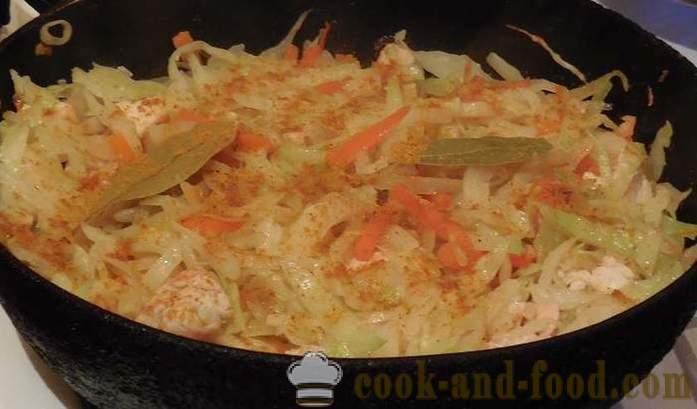 Duszona kapusta z kurczakiem, warzywami i curry - jak gotować kapustę duszona z mięsem z kurczaka - krok po kroku przepis zdjęć