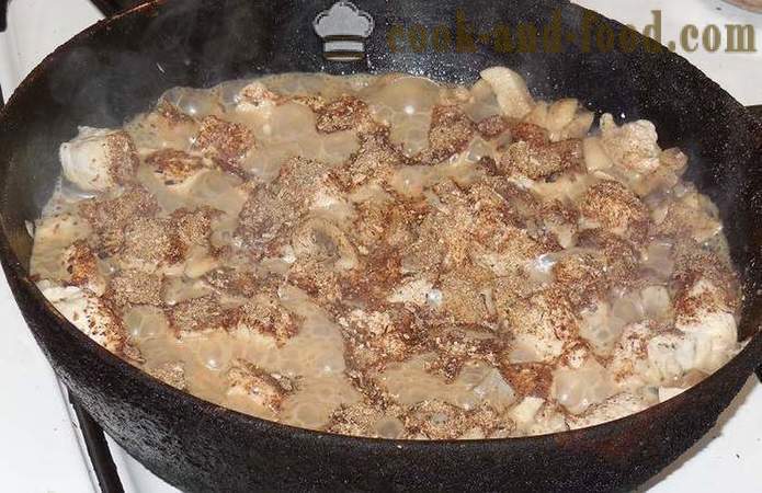 Kurczak duszony z grzybami i jak gotować gulasz z kurczaka - krok po kroku przepis zdjęć