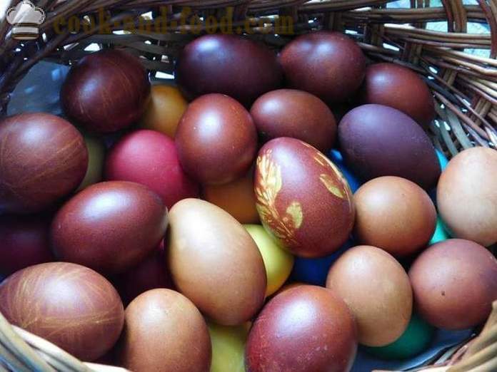Jak malować jajka w skórek cebuli wzorkiem lub jednorodnie - przepis ze zdjęciem - krok po prawidłowym kolorem skórki cebuli jaja