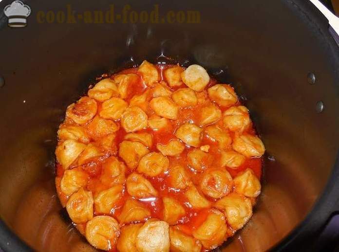 Pierogi w multivarka duszone w sosie z kwaśną śmietaną i pomidora - jak gotować pierogi w multivarka - prosty przepis ze zdjęciem