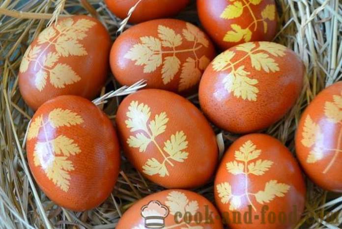 Pisanki barwione łuski cebuli - Jak pomalować jajka skórki cebuli, prostych sposobów malowania Wielkanoc.