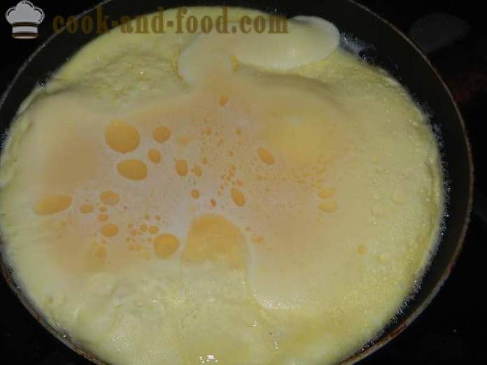 Pyszne omlet powietrze z kwaśną śmietaną na patelni - jak gotować jajecznicę z serem, przepis krok po kroku ze zdjęciami.