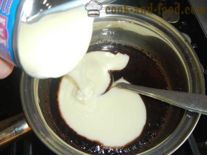 Ciastka domowej roboty kiełbasa Czekolada z mleka skondensowanego i orzechy, jajka-free - krok po kroku przepis na czekoladowe salami ze zdjęciami.